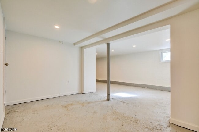 Building Photo - 58 Zeliff Ave