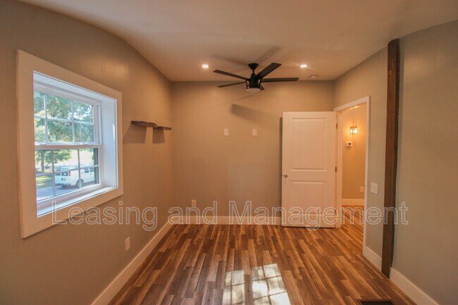 Building Photo - 3494 River Rd