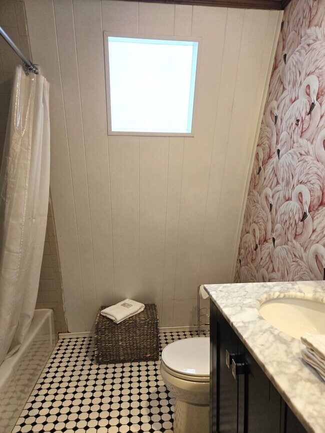 Building Photo - Large Three Bedroom Home Close To Midtown ...