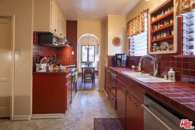 Building Photo - 2005 Holmby Ave