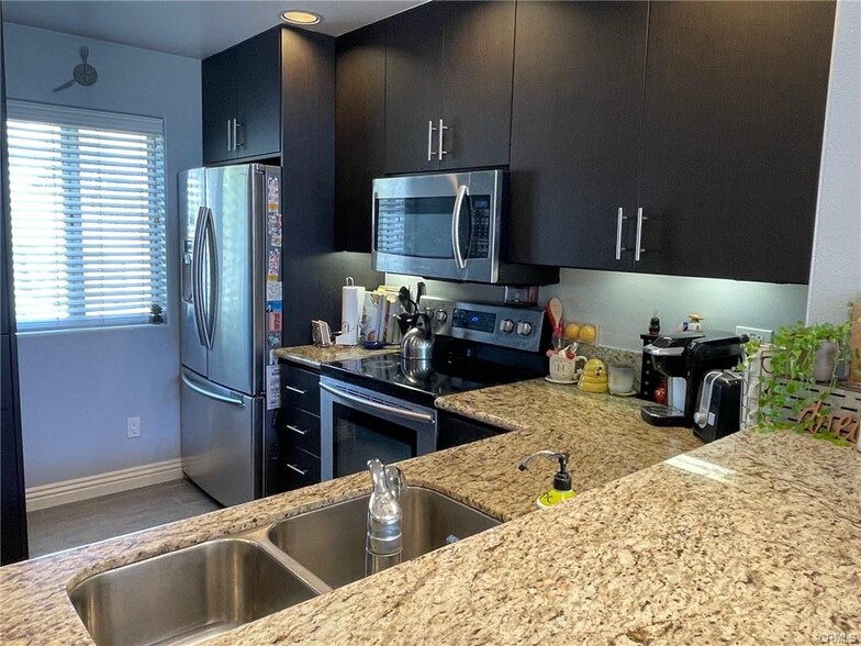 Kitchen with granite counter tops - 2233 Martin