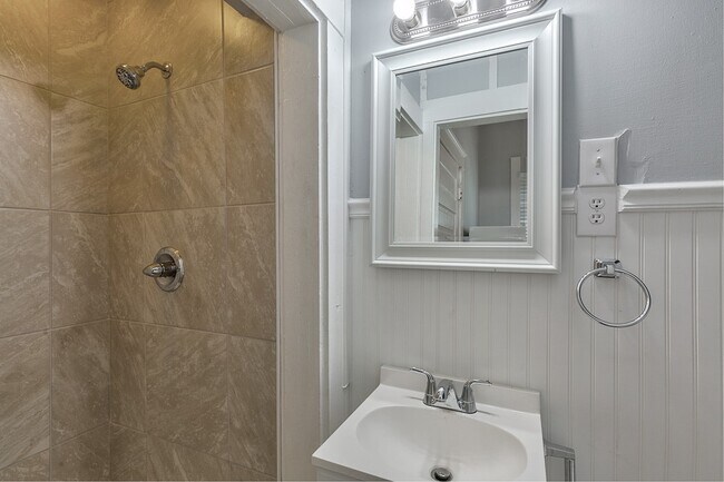 Building Photo - 8 Kenneth St