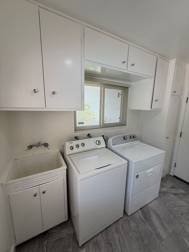 Building Photo - Beautiful One Level, 3 Bedroom, 3 Bathroom Tarzana Pool Home for Lease!