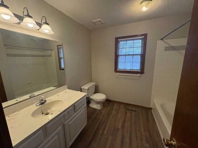 Building Photo - 4 bedroom in Liberty MO!! Brand New Flooring!