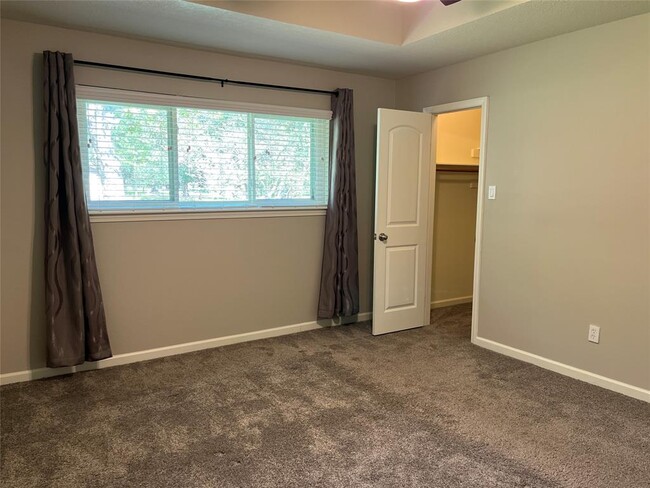 Building Photo - 304 S Shadowbend Dr