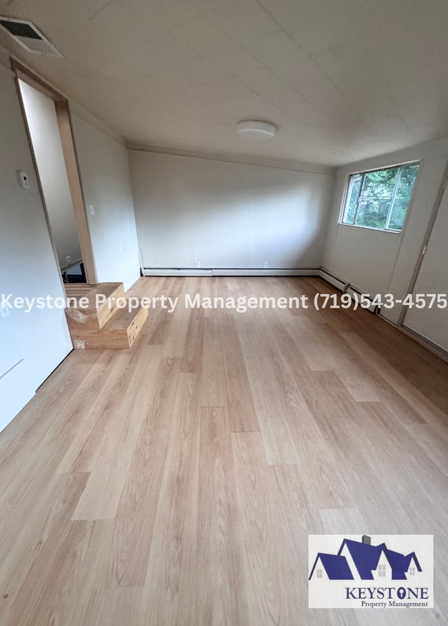 Building Photo - Beautifully Renovated 2+ Bedroom Plus / 1 ...