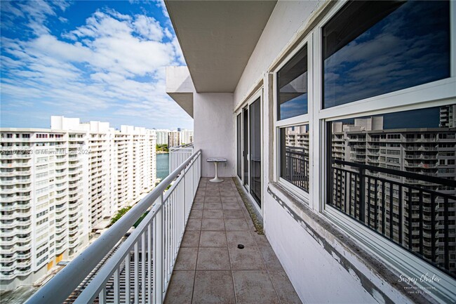 Building Photo - 18011 Biscayne Blvd