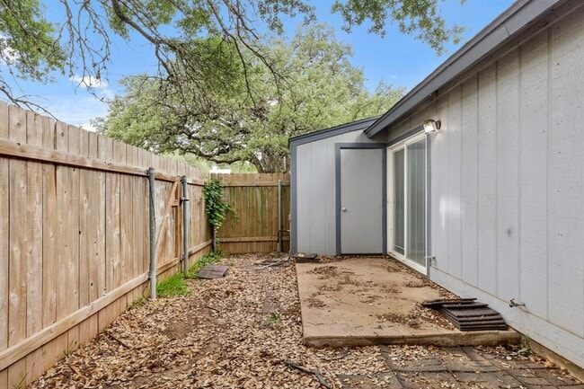 Building Photo - 1411 Gracy Farms Ln