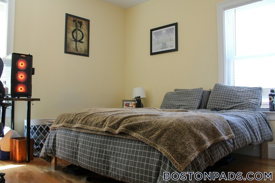 Building Photo - 118 Holland St