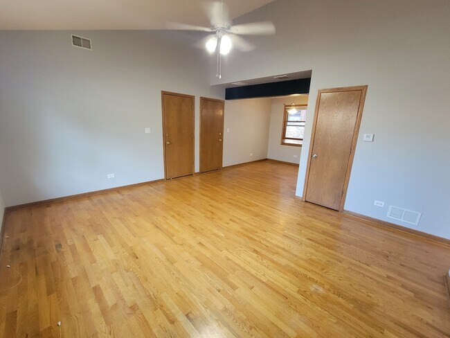 Building Photo - 7411 N Claremont Ave