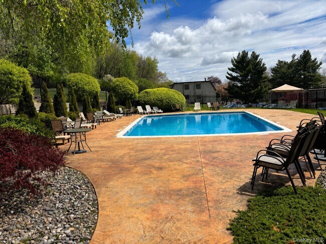 Building Photo - 10 Sycamore Dr