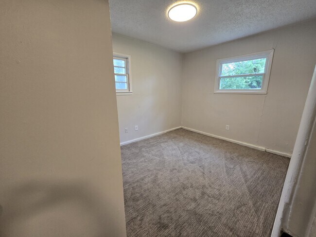 Building Photo - 3325 S Fern St