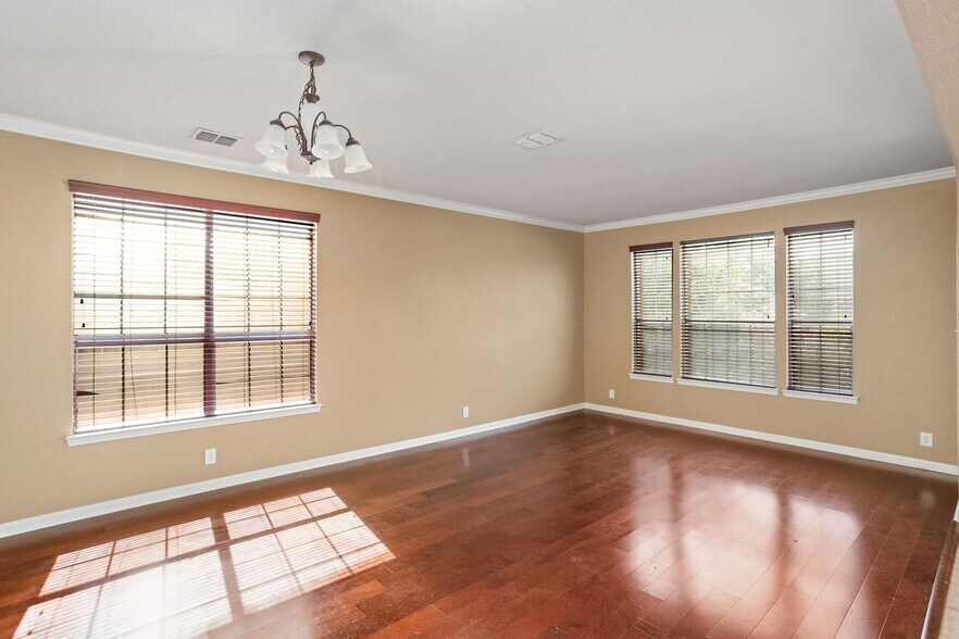 Building Photo - 3415 Highline Tr