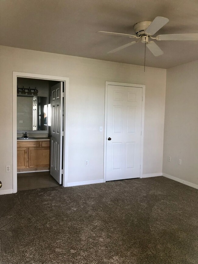 Building Photo - 2/2 condo becoming available February 1st,...