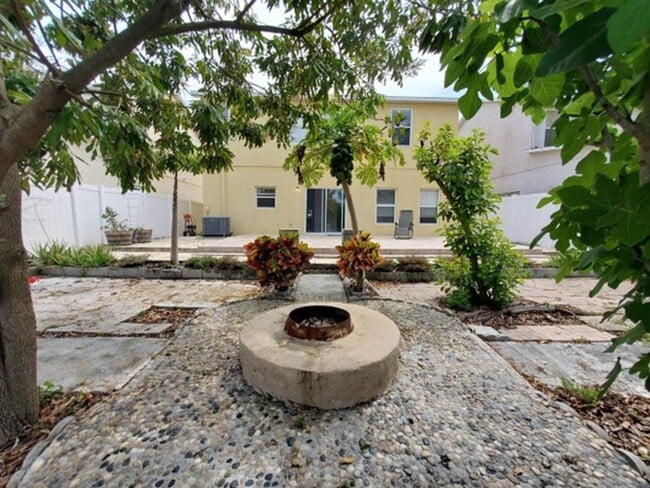 Building Photo - Available Now! Spacious 3 bedroom 2 bathroom home!!!