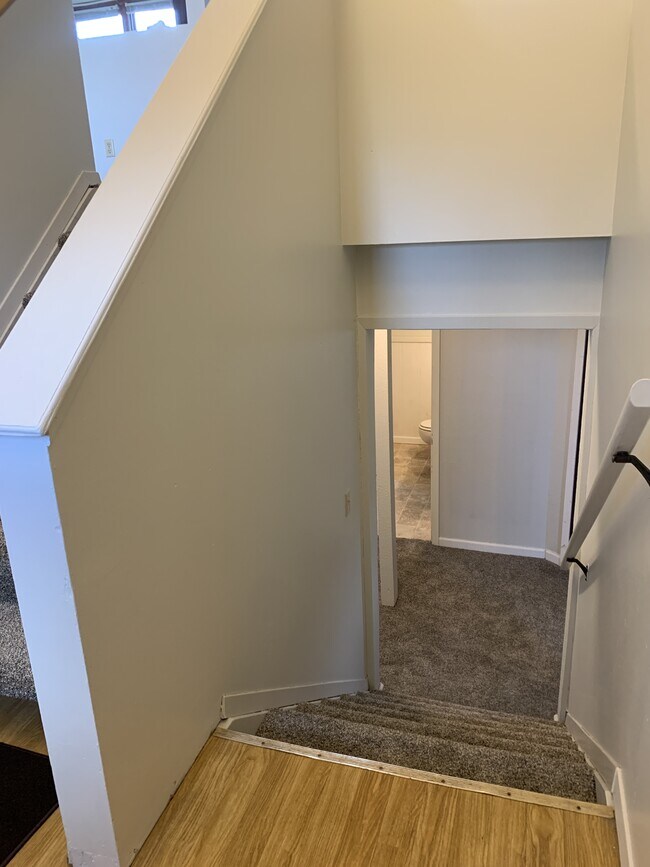 Building Photo - 800 Vassar Cir