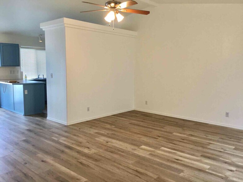 Building Photo - 2917 W Versailles Dr