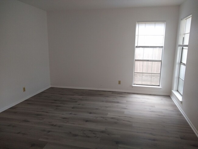 Building Photo - Leon Valley~ 3 bedroom~ Freshly Painted In...