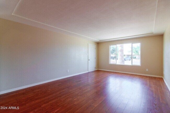 Building Photo - 40 E Balboa Dr