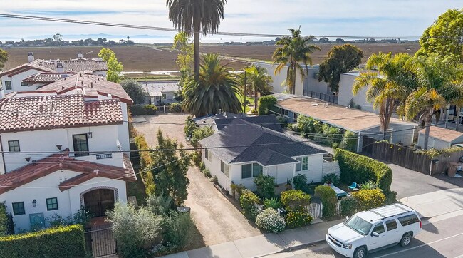 Building Photo - Coastal Living in Carpinteria