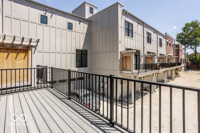 Building Photo - Beautiful townhome located off 16th and College. Pets allowed for an additional $1,000 non refund...