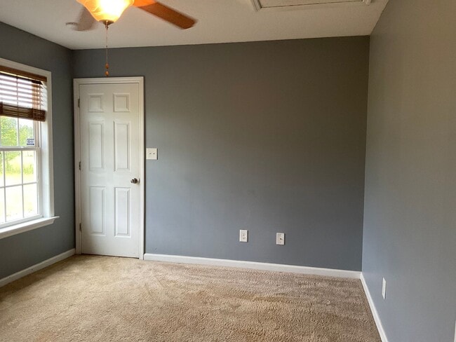 Building Photo - Charming 3 bedroom 2 bath home located in Maple Hill. Living room features a gas fireplace. Walk ...