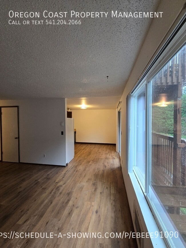 Building Photo - 2bed/1 Bath Lower Level Unit