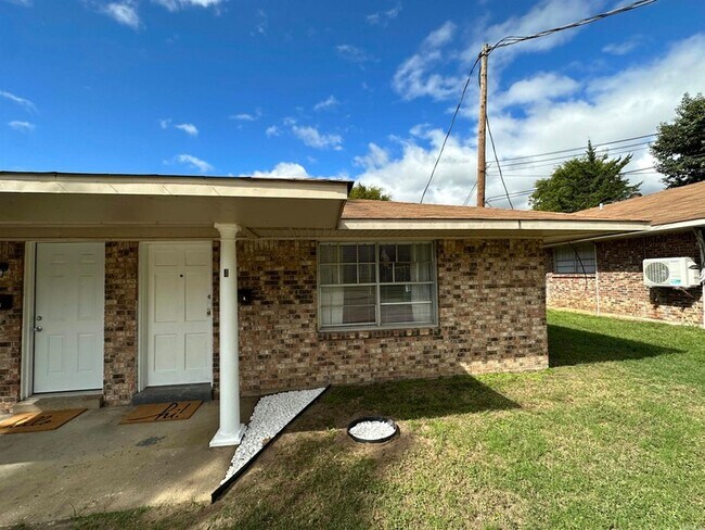 Building Photo - 3800 Pine St