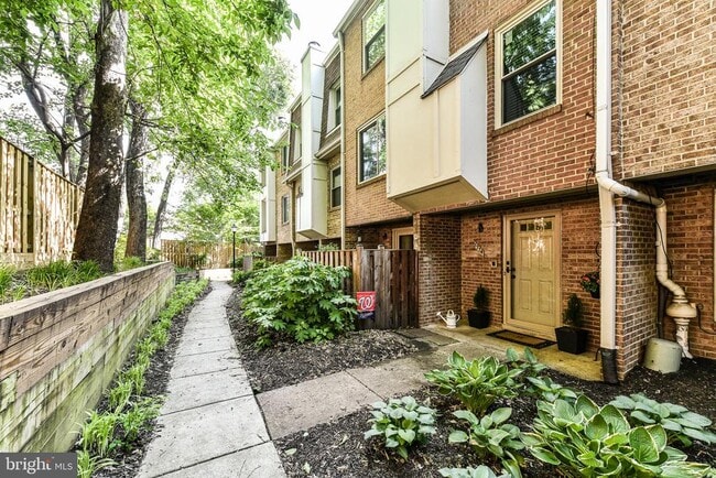 Building Photo - 1774 Dogwood Dr