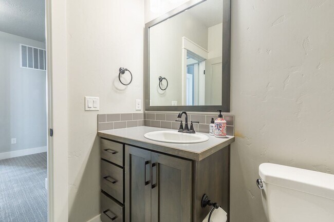Building Photo - Quiet Centrally located 3 bed 2.5 bathroom
