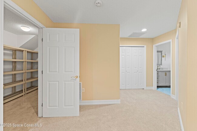 Building Photo - 500 Hidden Hollow Dr