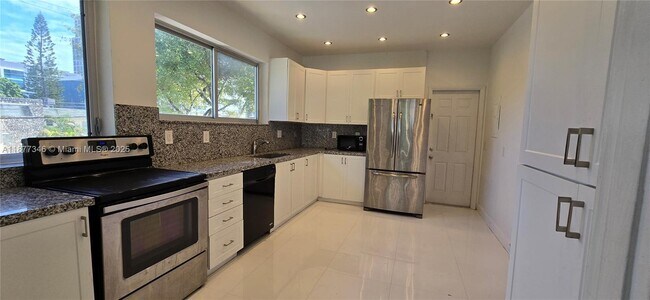 Building Photo - 3915 Ponce de Leon Blvd