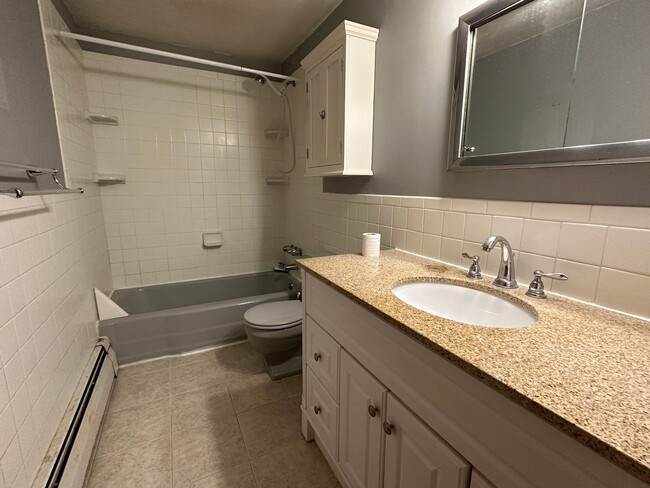 Building Photo - 3 Bedroom 1 Bath Bungalow-Style Ranch