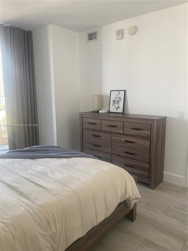 Building Photo - 121 NE 34th St