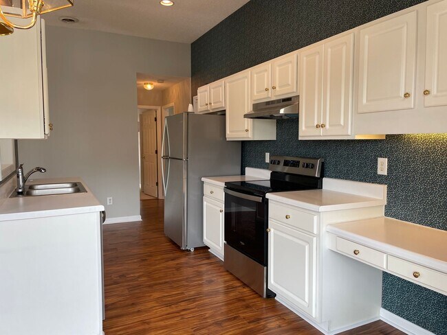 Building Photo - 3 bedroom/2 bathroom home with one-car gar...