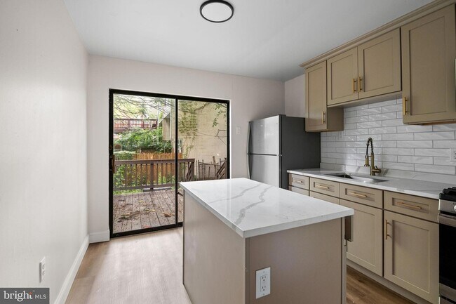 Building Photo - 322 S Poppleton St