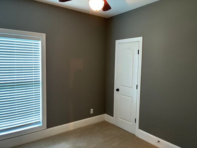 Building Photo - 233 Forest Glen Dr