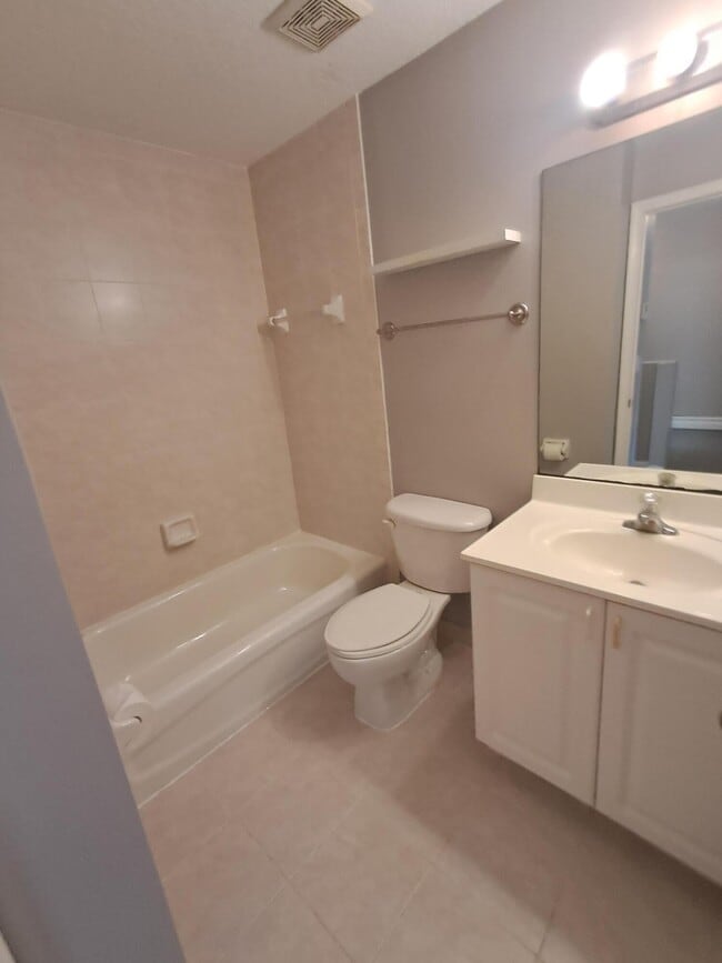 Building Photo - 2702 Lakeview Dr W