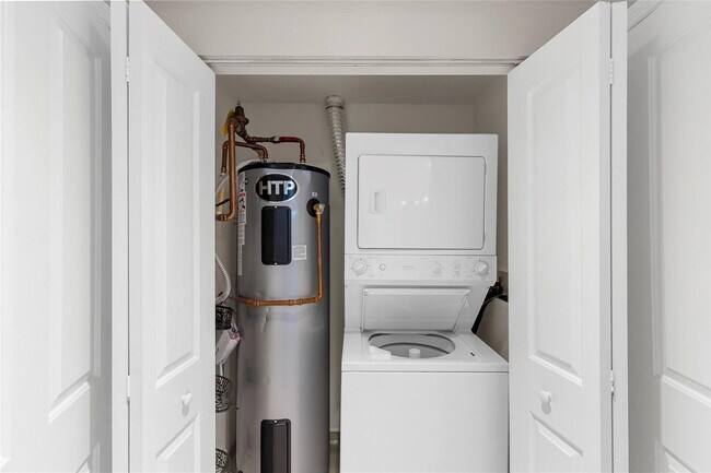 Building Photo - 511 SE 5 Ave