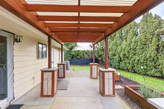 Building Photo - Spacious 4-Bedroom Chemawa Park Home with Fireplace, Bonus Room & Large Yard