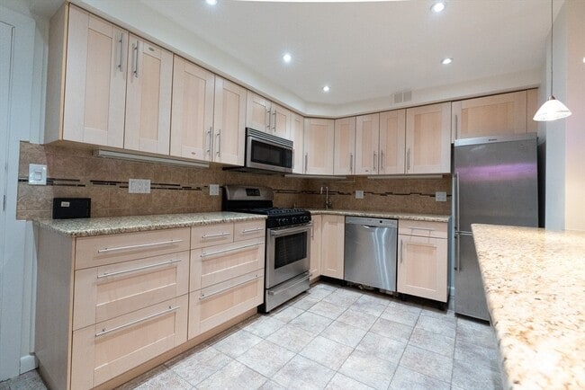 Building Photo - 44 Broadlawn Park