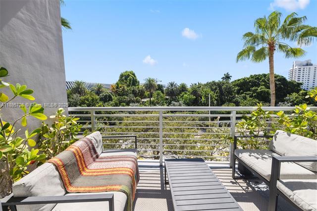 Building Photo - The Meridian Condo