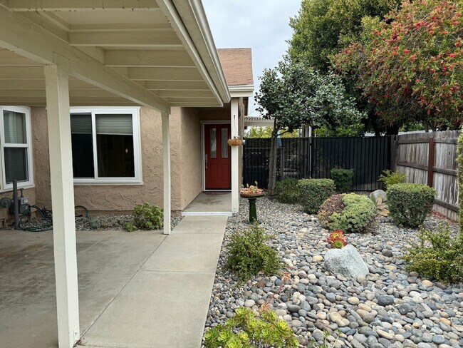 Building Photo - Nicely updated, one story Mission Oaks Home in Camarillo