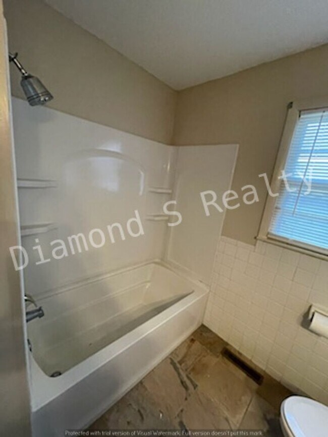 Building Photo - 3 Bedroom Home In Nice, Established Neighborhood