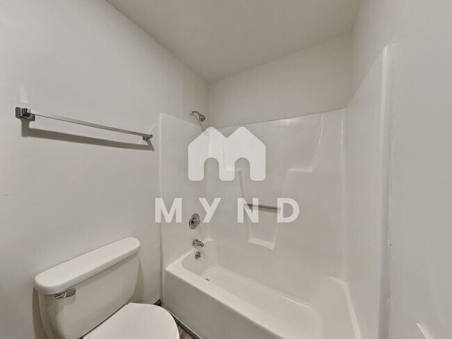 Building Photo - 1600 Poole Rd Unit B