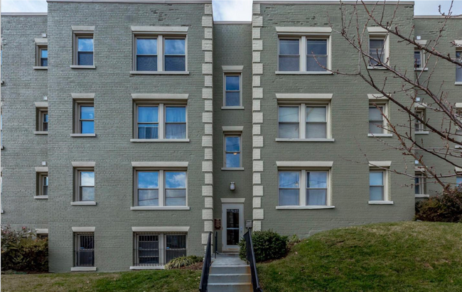 Building Photo - Beautifully Renovated 1BR, 1 Bath Apt in B...