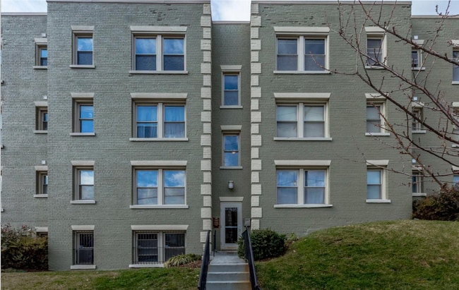 Building Photo - THE BROOKLAND |Top Floor Apt in Boutique B...