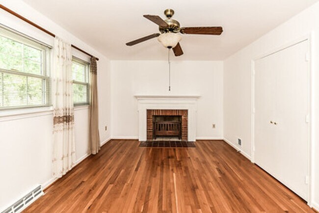 Building Photo - Spacious 4 Bed 2/2 Bath Home with Park-Lik...