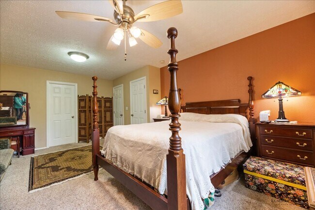 Building Photo - Beautiful 4 Bedroom 2 Bathroom House!