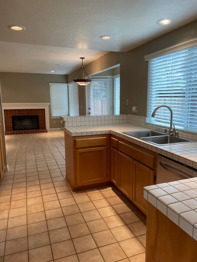 Building Photo - 4 bedroom 3 full bath Windsor Home!